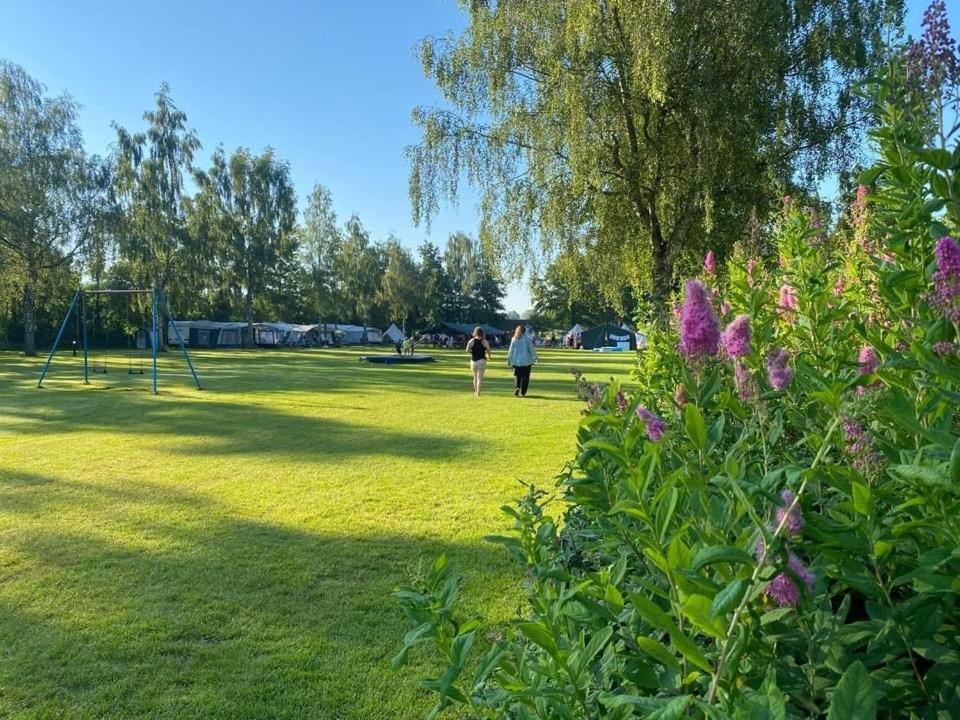 Pipowagens Bij Pannenkoekenrestaurant & Camping De Koppenjan 'Een Uniek Verblijf Met Kinderspeelboerderij' Jubbega-Schurega Exteriör bild